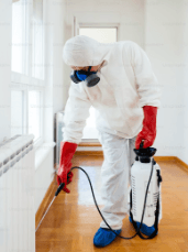 Fumigación de espacios interiores con traje de protección